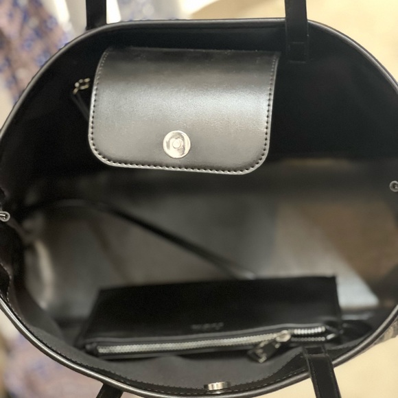 NWOT Zara Bag Size is Large come with a little pouch - Picture 2 of 2